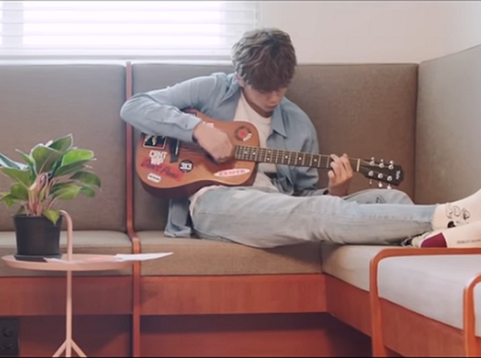 Lagu Pet dari 10cm merupakan salah satu track dalam album 4.0 yang rilis pada 2017. Liriknya menggunakan metafora seekor hewan peliharaan yang menunggu tuannya pulang, sebagai simbol kerinduan akan perubahan dan keinginan untuk lepas dari kebiasaan monoton.