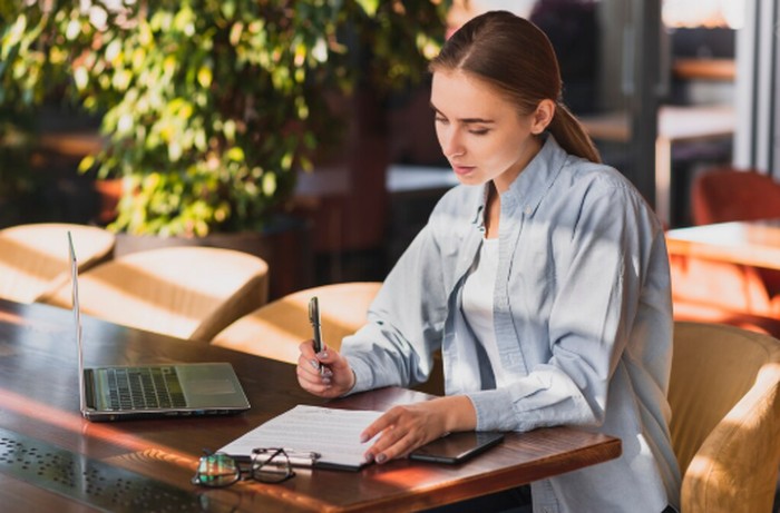 Virgo dikenal teliti dan disiplin. Mereka selalu menyusun rencana matang untuk meraih impiannya./ Foto: freepik.com