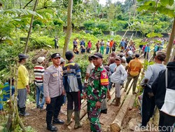 Akses Putus, Warga Lumajang Bangun Jembatan Darurat dari Bambu