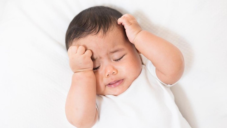 5 Alasan Bayi Menarik Rambutnya Sendiri, Bunda Perlu Tahu 5 Alasan Bayi Menarik Rambutnya Sendiri, Bunda Perlu Tahu