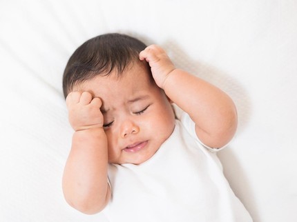 5 Alasan Bayi Menarik Rambutnya Sendiri, Bunda Perlu Tahu