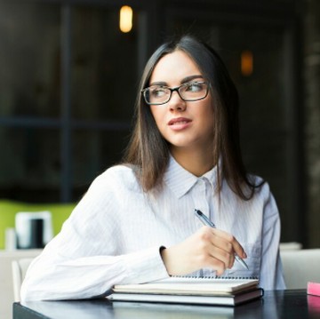 5 Kebiasaan yang Jarang Disadari Menandakan Orang Cerdas, Termasuk Suka Begadang!