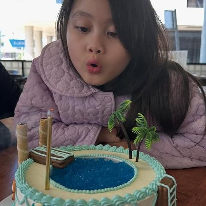 <p>"<em>Slowdown</em>&hellip; <em>she&rsquo;s 8 today</em> !&nbsp;<em>big Girl energy</em>," tulis Acha dalam <em>caption</em>-nya&nbsp;di Instagram. (Foto: Instagram @septriasaacha)</p>