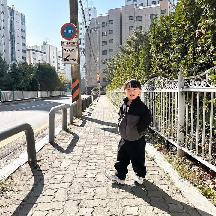 <p>"Ootd nya enggak pernah <em>fail</em>," tulis <em>@ala****</em>. Selain itu, ada juga yang menambahkan, "Anzel gapernah gagal ditangan emaknye," kata <em>@yen****</em>. Banyak juga warganet yang memuji ketampanan Anzel, salah satunya datang dari akun Instagram <em>@ris****</em> yang menulis, &ldquo;Ganteng banget anaknya kak, apalagi udah gede, meleleh deh hati,&rdquo;. (Foto: Instagram @anzelmaverick)</p>