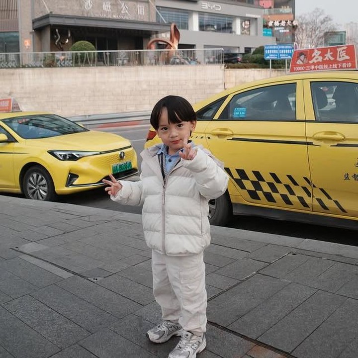 <p>Selain parasnya yang tampan, Anzel juga sudah mahir bergaya di depan kamera, Bunda. Dalam beberapa kesempatan, Audi secara khusus membuat Anzel tampil dengan <em>outfit</em> yang <em>stylish</em>. Tak sedikit pula netizen yang berkomentar tentang gaya berpakaian putra semata wayang Audi itu. (Foto: Instagram @anzelmaverick)</p>
