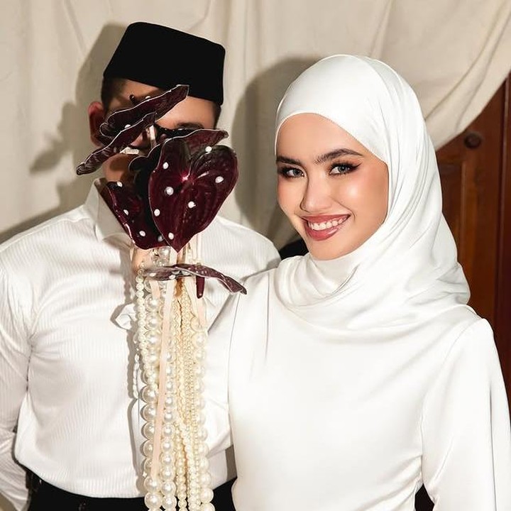 <p>Momen sakral itu ia bagikan sendiri melalui Instagram, tepat pada Sabtu (20/09/2025).&nbsp;Dalam unggahannya, ia menampilkan beberapa potret bahagianya bersama sang suami, Ivan Alfarizi, pria yang telah menjadi sahabatnya selama 15 tahun. (Foto: Instagram @sashfir)</p>