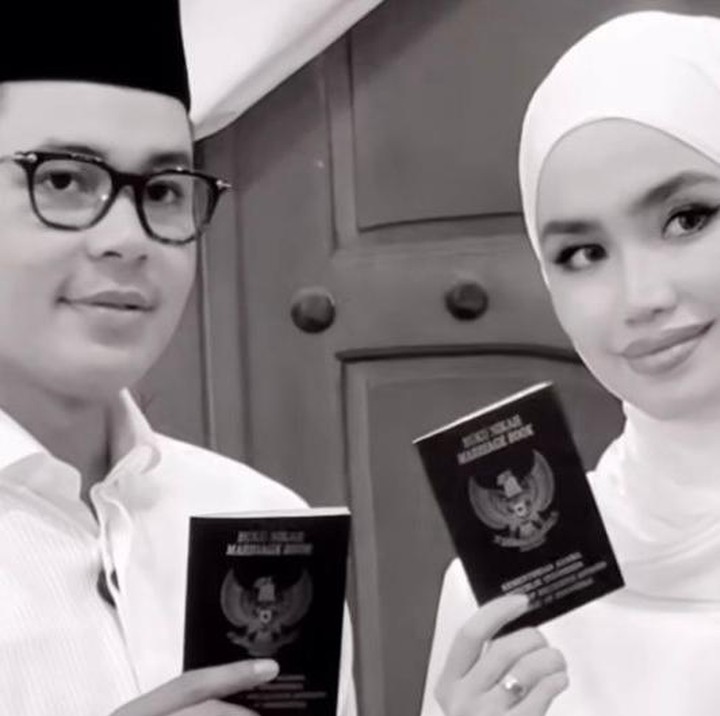 <p>"<em>After a few proposals</em> (<em>and me always saying no</em> karena emang belum kepikiran nikah), <em>this year I finally said yes</em>. Pas liat <em>effort</em> dan keseriusan dia, terus sadar juga tiap ada orang baru yang coba deketin, <em>deep down</em> standar aku tuh selalu kebentuk karena kenal dia. Jadi waktu dia lamar lagi rasanya kayak bener aja... akhirnya bisa bilang <em>yes</em>," tulis Sashfir lewat Instagram Story. (Foto: Instagram @sashfir)</p>