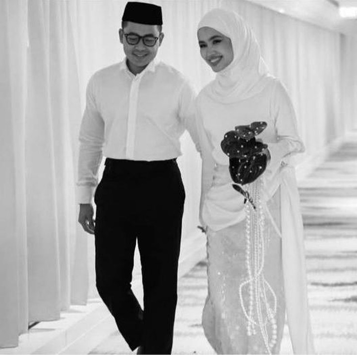 <p>Tak berhenti sampai di situ, ia kembali mengungkap kisah panjangnya bersama sang suami hingga akhirnya berlabuh ke meja pelaminan. "15 tahun persahabatan. Awalnya kami berteman, sempat jatuh cinta, bahkan sempat menjalin asmara singkat di sekolah. Lalu kami kembali menjadi teman, berbagi ide, menghadapi tantangan bersama, dan saling mendukung impian hingga akhirnya menjadi satu," kata Sashfir. (Foto: Instagram @tatya.photo)</p>