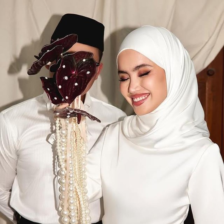 <p>Hari itu, penampilan mereka benar-benar mencerminkan kesederhanaan yang elegan, Bunda. Sashfir terlihat menawan dengan gaun putih polos nan anggun, sementara sang suami tampil rapi dengan kemeja putih, celana hitam, serta peci yang melengkapi <em>look</em> klasiknya. (Foto: Instagram @sashfir)</p>