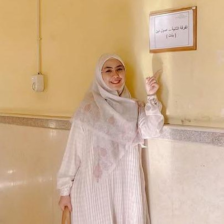 <p>Oki Setiana Dewi saat ini tengah menapaki babak baru dalam hidupnya. Aktris sekaligus pendakwah ini telah&nbsp;menjadi mahasiswi Universitas Al-Azhar, Mesir, sambil tetap mengemban perannya sebagai Bunda dari tiga anak.&nbsp;(Foto: Instagram @okisetianadewi)</p>
