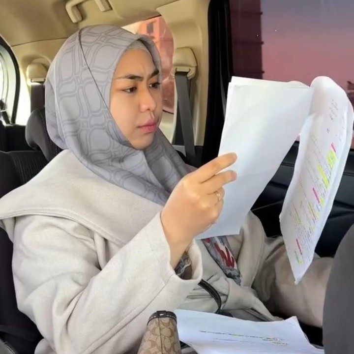 <p>Bagi Oki, fokus utama saat ini adalah menimba ilmu sebanyak-banyaknya. Ia bahkan sempat membandingkan pengalaman belajarnya di Mesir dengan di Indonesia. "Selama di Mesir kegiatannya belajar. Saya punya banyak waktu fokus belajar. Perbedaan Indonesia-Mesir, perbedaan budaya belajarnya luar biasa di Mesir, menyesuaikan gaya belajar di sana," sambungnya. (Foto: Instagram @okisetianadewi)</p>