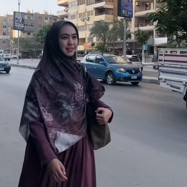 <p>Meski saat ini tinggal di Mesir, Oki tetap menyempatkan diri untuk pulang ke Tanah Air. Ia pun masih aktif terlibat dalam berbagai kegiatan di Indonesia, sembari tetap menjaga studinya di luar negeri. (Foto: Instagram @okisetianadewi)</p>