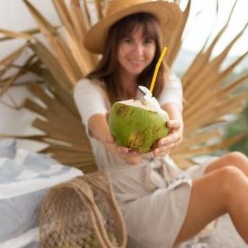 Nggak Cuma Segar, 4 Alasan Air Kelapa Jadi Minuman Hidrasi Terbaik