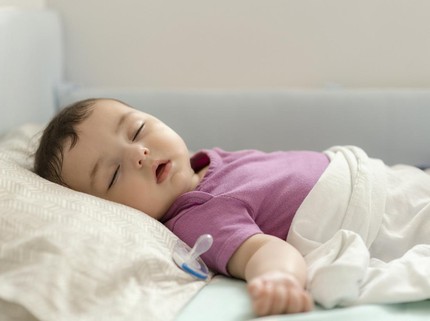 Kapan Bayi Boleh Pakai Bantal? Jangan Sembarangan, Ketahui Aturannya!
