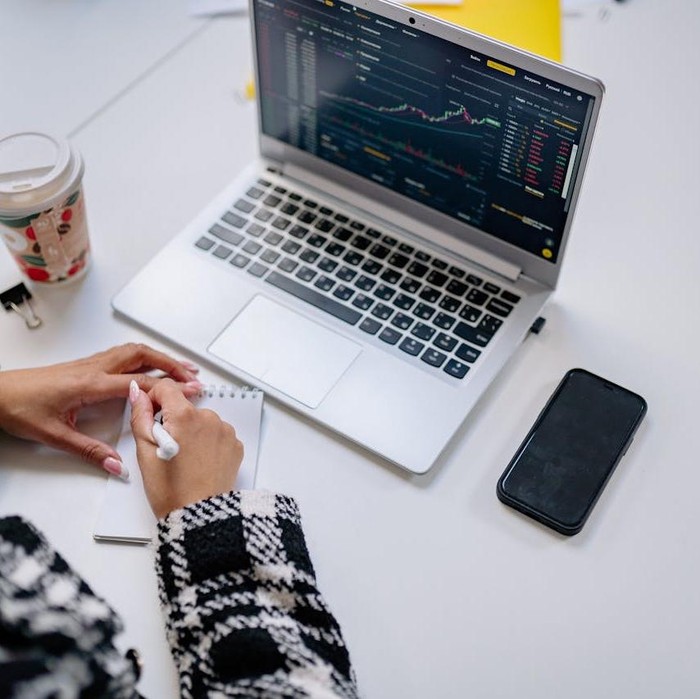 Bertahan di tempat kerja stagnan bukan berarti berhenti berkembang. Kamu bisa menggunakan waktu di luar pekerjaan untuk membangun keterampilan baru, seperti mengikuti kursus online, membaca buku, atau mencoba proyek sampingan.