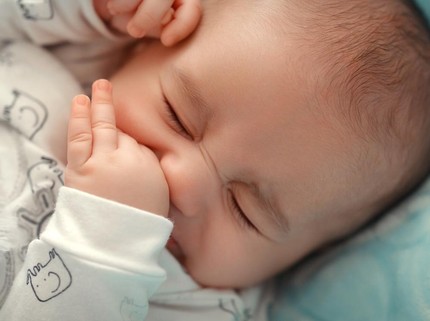 7 Alasan Kenapa Bayi Sering Menggosok Mata, Bunda Perlu Tahu