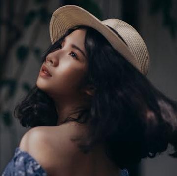 5 Ciri Perempuan yang Penuh Luka tapi Tetap Kuat Jalani Hidup