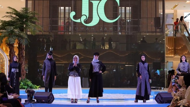 JJC Rumah Jahit, bisnis jahit rumahan di Jakarta Utara, kini berorientasi ekspor dengan omzet miliaran, Fokus pada pemberdayaan perempuan dan desain modern.