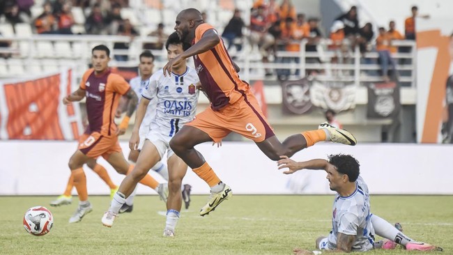 Skuad Borneo Solid Luar Dalam Borneo FC sering tampil menawan pada awal musim, namun kemudian kerap menjadi lamban menuju akhir musim.