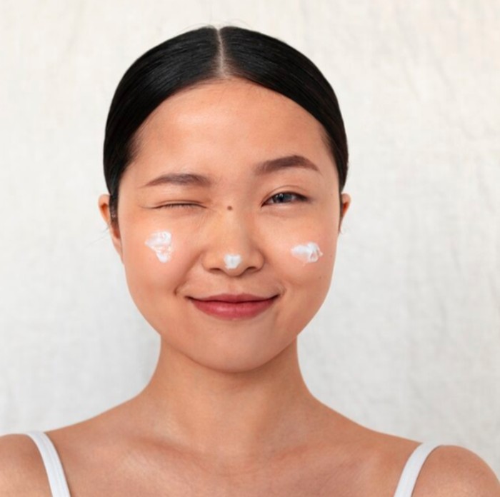 cara memakai sunscreen agar tidak jerawatan/Foto: freepik.com/freepik