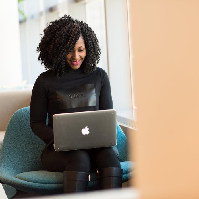 Jika rutinitas kantor terasa monoton, kamu bisa mencari inspirasi di luar pekerjaan. Dengan mengikuti komunitas, menghadiri seminar, atau berinteraksi dengan orang-orang yang inspiratif.