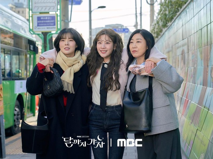 To The Moon merupakan drama Korea yang sudah tayang sejak Jumat (19/9/2025). Drama ini mengisahkan tentang 3 orang yang persahabatan karena berada di posisi yang sama yakni sebagai karyawan kontrak yang berkeinginan untuk mendapatkan promosi jabatan sebagai karyawan tetap. To The Moon merupakan drama Korea yang sudah tayang sejak Jumat (19/9/2025). Drama ini mengisahkan tentang 3 orang yang persahabatan karena berada di posisi yang sama yakni sebagai karyawan kontrak yang berkeinginan untuk mendapatkan promosi jabatan sebagai karyawan tetap.