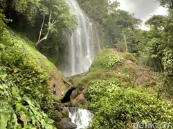 Menaklukan Rintangan Adrenalin Sebelum Lihat Pemandangan Asri di Curup Karang