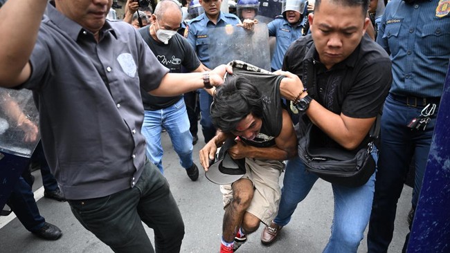 Demo Besar-besaran di Tetangga RI, Polisi Tangkap 216 Orang Polisi menangkap 216 orang usai demo besar-besaran di negara tetangga Indonesia, memprotes korupsi proyek palsu tangani banjir.