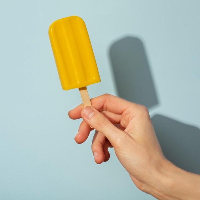 Camilan seperti permen batangan atau es krim juga tidak boleh disimpan di dalam mobil karena mobil memiliki suhu panas yang bisa membuat camilan tersebut cepat meleleh. Akibatnya, keadaan di dalam mobil menjadi berantakan.