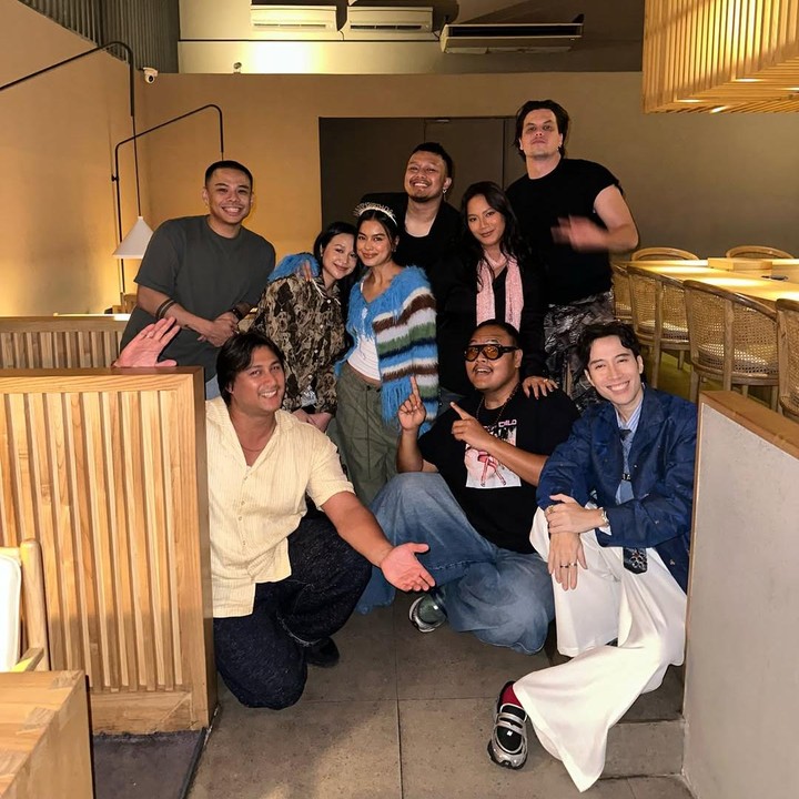 <p>Eva diketahui merayakan hari spesialnya itu dengan makan malam bersama teman-teman terdekat, termasuk Vidi Aldiano hingga Reza Chandika. &ldquo;<em>B</em><em>day din din</em>,&rdquo; tulis Eva, dikutip dari laman Instagram<em> @evacelia,</em> Senin (22/9/2025).&nbsp;(Foto: Instagram@evacelia)</p>