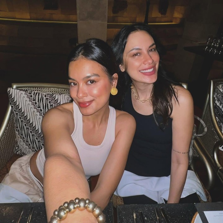 <p>Meskipun Sophia Latjuba dan Indra Lesmana tidak hadir, mereka kompak mengunggah foto bersama Eva dan melengkapinya dengan ucapan manis. &ldquo;Untuk gadis Virgo-ku. Semoga jalanmu selalu seterang jiwamu. Semoga tahun ini penuh kekuatan yang tenang, keajaiban yang tenang, dan semua kebahagiaan kecil yang pantas kamu dapatkan. Selamat ulang tahun, Ebrang-ku, <em>to the moon and back,</em>&rdquo; tulis Sophia, dikutip dari laman Instagram @sophia_latjuba88.<em>&nbsp;</em>(Foto: Instagram@sophia_latjuba88)</p>