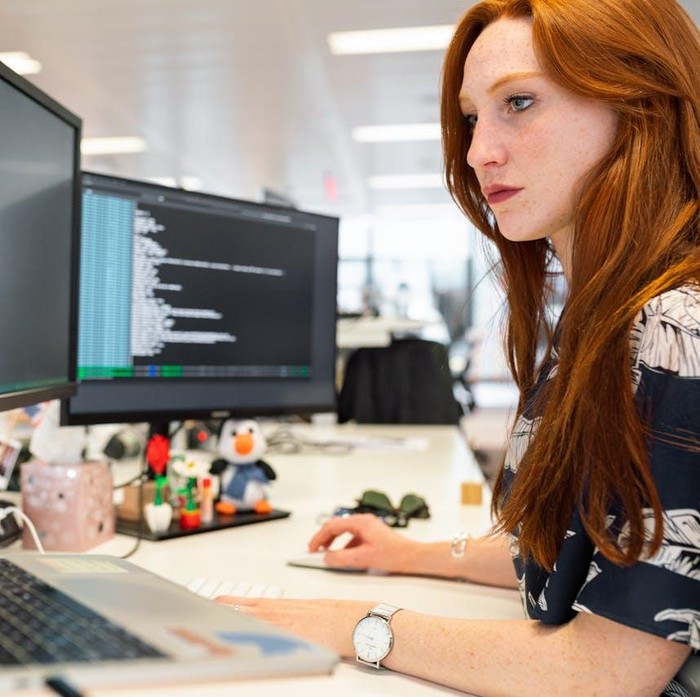 Jika pekerjaan tidak lagi memberimu tantangan, cobalah menanamkan tujuan pribadi di dalamnya. Misalnya, jadikan pekerjaan sekarang sebagai sarana mengasah kesabaran, kedisiplinan, atau keterampilan tertentu.