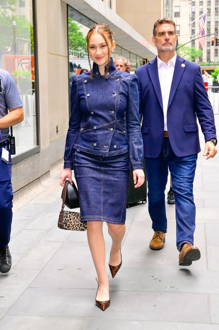 Lola memadukan set denim on denim dengan Liv Shoulder Bag dengan motif Leopard Multi. Desainnya sederhana tapi menjadi standout karena motifnya yang eye catching.