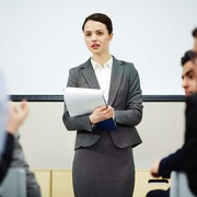 Hindari 5 Gerakan Ini saat Public Speaking Kalau Nggak Mau Terlihat Canggung di Panggung