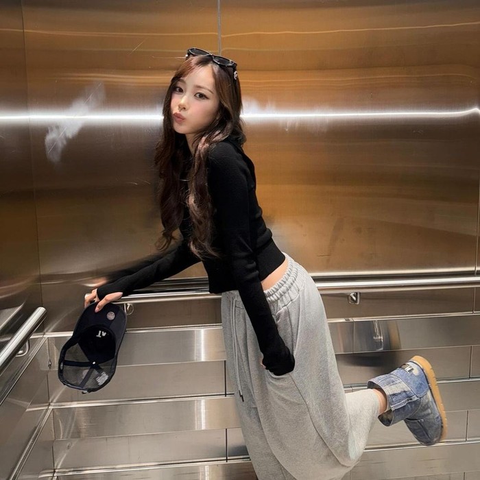 Giselle tampil stylish dengan celana training abu-abu dan cropped knit hitam untuk tampilan kalcer yang simple dan nyaman.