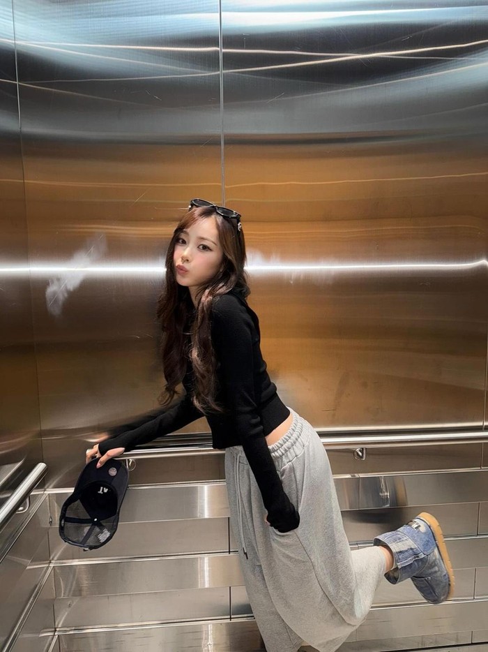 Giselle tampil stylish dengan celana training abu-abu dan cropped knit hitam untuk tampilan kalcer yang simple dan nyaman.
