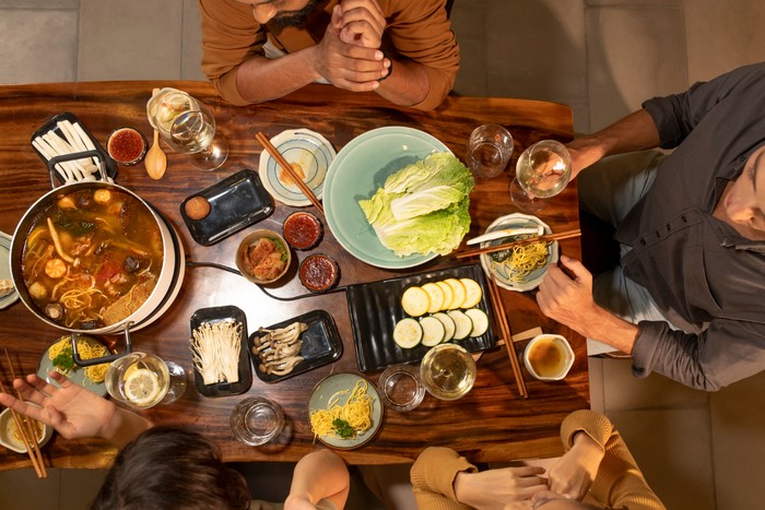 Penting memerhatikan etika makan. Ini kebiasaan makan malam di luar yang sering dianggap sopan, padahal sebenarnya tidak sopan.