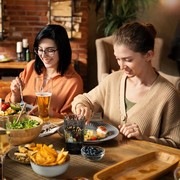 Dianggap Sopan, 6 Kebiasaan saat Makan Malam di Luar Ini Sebenarnya Tidak Sopan
