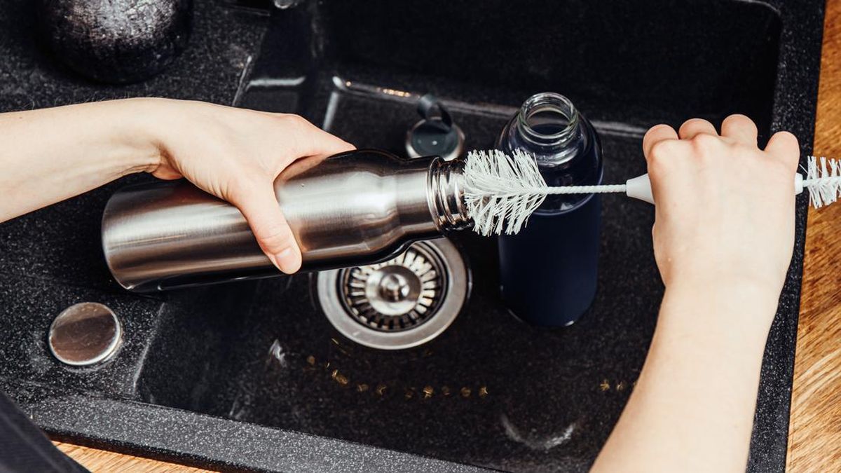 Jangan Lupa, Botol Minum Harus Rutin Dibersihkan