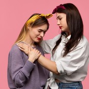 4 Zodiak yang Tidak Suka Ikut Campur, Tapi Paling Bisa Menolong Temannya!