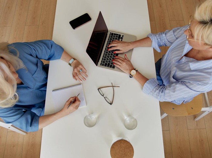 Lingkungan kerja mungkin tidak selalu ideal, tetapi menjalin hubungan baik dengan rekan kerja bisa membuat suasana lebih menyenangkan. Dukungan dari rekan kerja juga membantu mengurangi stres saat pekerjaan terasa membosankan.