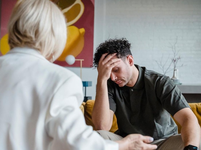 Rindu adalah bagian alami dari cinta. Namun, jika kamu merasa biasa saja saat tidak bertemu pasangan, bahkan lebih menikmati waktu sendirian, bisa jadi perasaanmu sudah pudar.