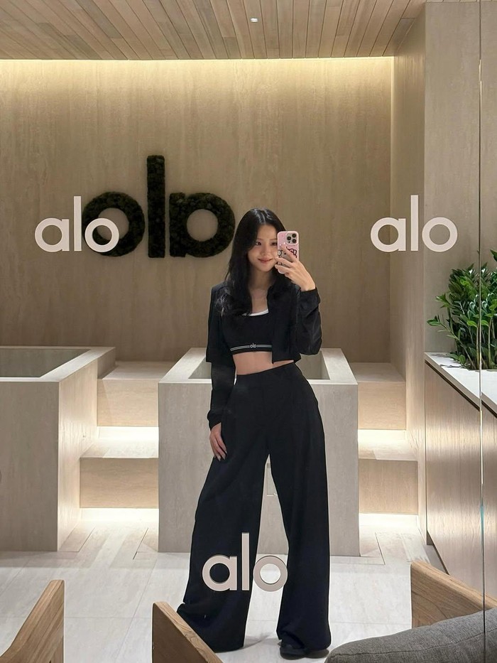Outfit Jisoo dapat menjadi inspirasi kalcer yang sweet dan elegan. Ia memadukan bralette dengan blazer hitam dan celana wide-leg yang chic dan modern.