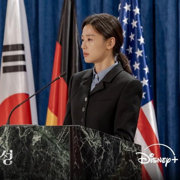 <p>Drama ini menceritakan Moon Ju yang diperankan oleh Jun Ji Hyun adalah seorang duta besar PBB ternama yang kemudian mencalonkan diri sebagai presiden Korea Selatan.&nbsp;(Foto: Disney+)</p>