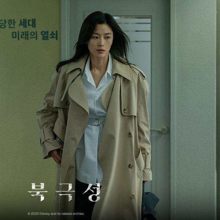 <p>Bunda pencinta drama Korea pastinya sudah tidak asing lagi dengan perempuan cantik yang satu ini, bukan? Jun Ji Hyun belakangan ini mencuri perhatian setelah kembali beradu akting dalam drama Korea terbaru <em>Tempest</em> yang ditayangkan di Disney+. (Foto: Disney+)</p>