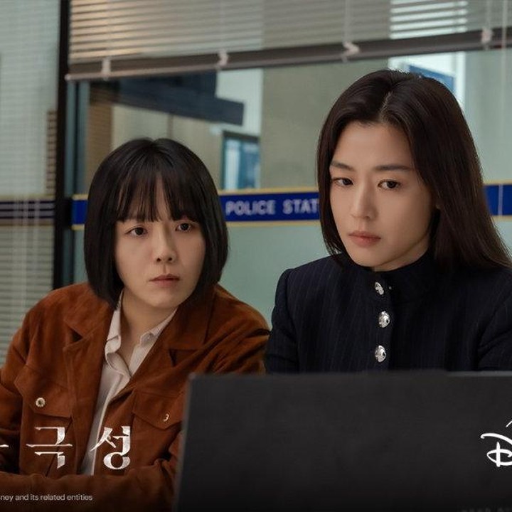 <p>Dilansir dari laman<em> Soompi,</em> sang aktris juga memainkan karakter yang berusaha mengungkap kebenaran di balik upaya pembunuhan terhadap seorang kandidat presiden.&nbsp;(Foto: Disney+)</p>