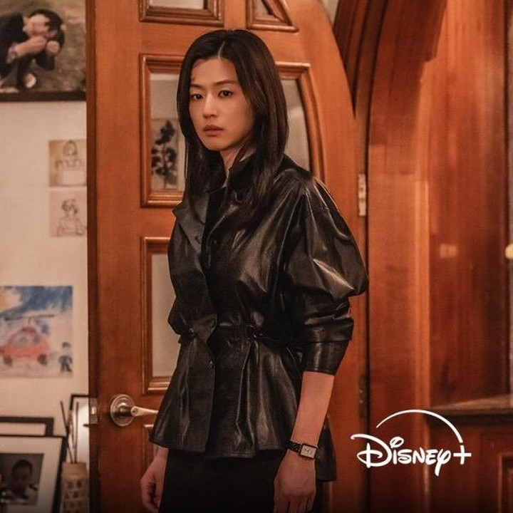 <p>Jun Ji Hyun menggambarkan Moon Ju sebagai pendiam, tetapi kuat dan tangguh. Menjelaskan bahwa ia melihat karakter tersebut sebagai tantangan untuk dijalani sebagai seorang aktris.&nbsp;(Foto: Disney+)</p>