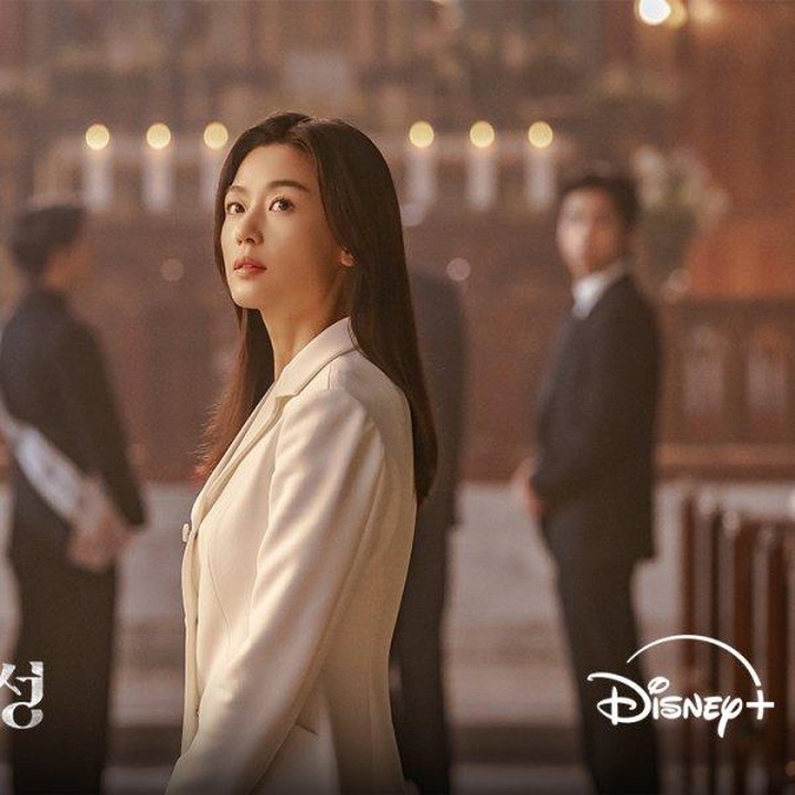 <p>Dalam drama ini, Jun Ji Hyun beradu akting dengan aktor ternama yaitu Gang Dong Won yang berperan sebagai San Ho, seorang agen khusus kewarganegaraan tidak diketahui yang harus melindungi Moon Ju.&nbsp;(Foto: Disney+)</p>