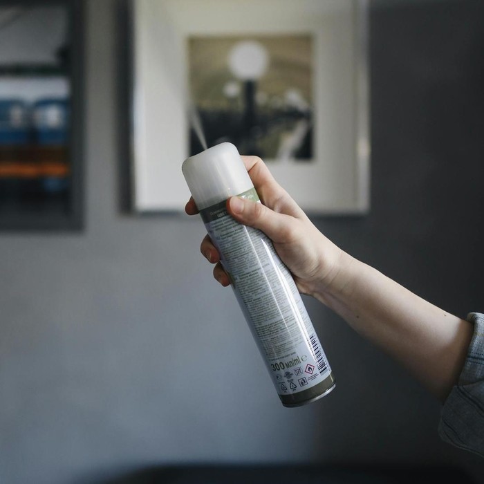 Kaleng aerosol merupakan jenis kaleng yang memiliki tekanan sensitif sehingga kaleng ini harus disimpan dengan suhu penyimpanan yang sesuai dengan petunjuk yang tercetak pada label peringatan kaleng aerosol.

Jika kamu menyimpan kaleng tersebut pada suhu yang tidak sesuai maka isi kaleng dapat mengembang dan menyebabkan kaleng menjadi retak dan meledak