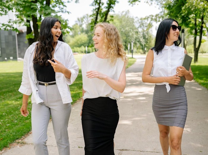 Ada saatnya kamu harus menerima bahwa tidak semua teman akan tetap berjalan bersamamu hingga akhir. Mungkin awalnya terasa menyakitkan, tetapi melepaskan bisa jadi cara terbaik agar kamu tidak terus terbebani.